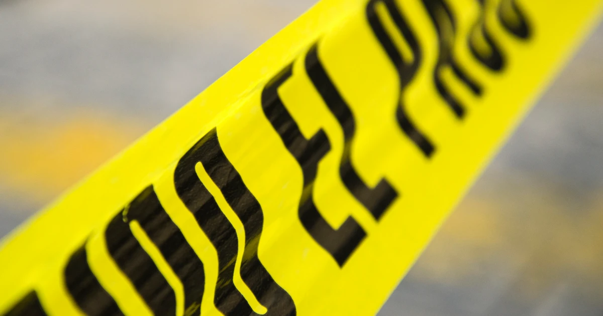Cinta de precaución amarilla utilizada para acordonar escenas de crimen en la vía pública.