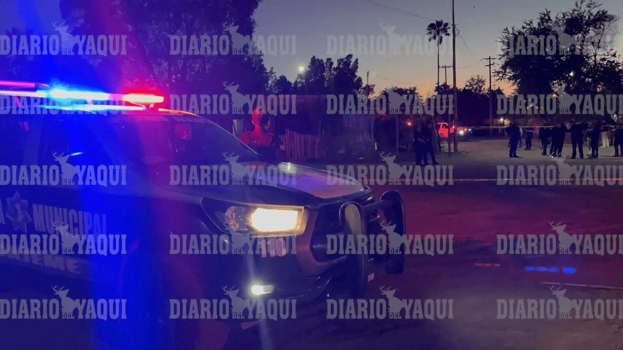Patrulla policial con luces encendidas y una zona acordonada en el lugar de un presunto hecho violento.