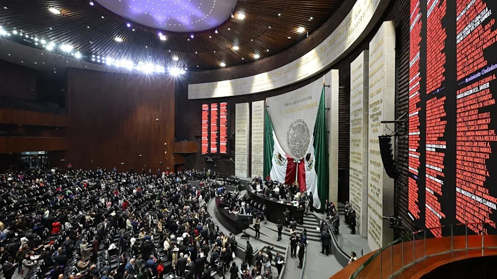 Vista del interior de la Cámara de Diputados de México durante una sesión legislativa con la bandera nacional.