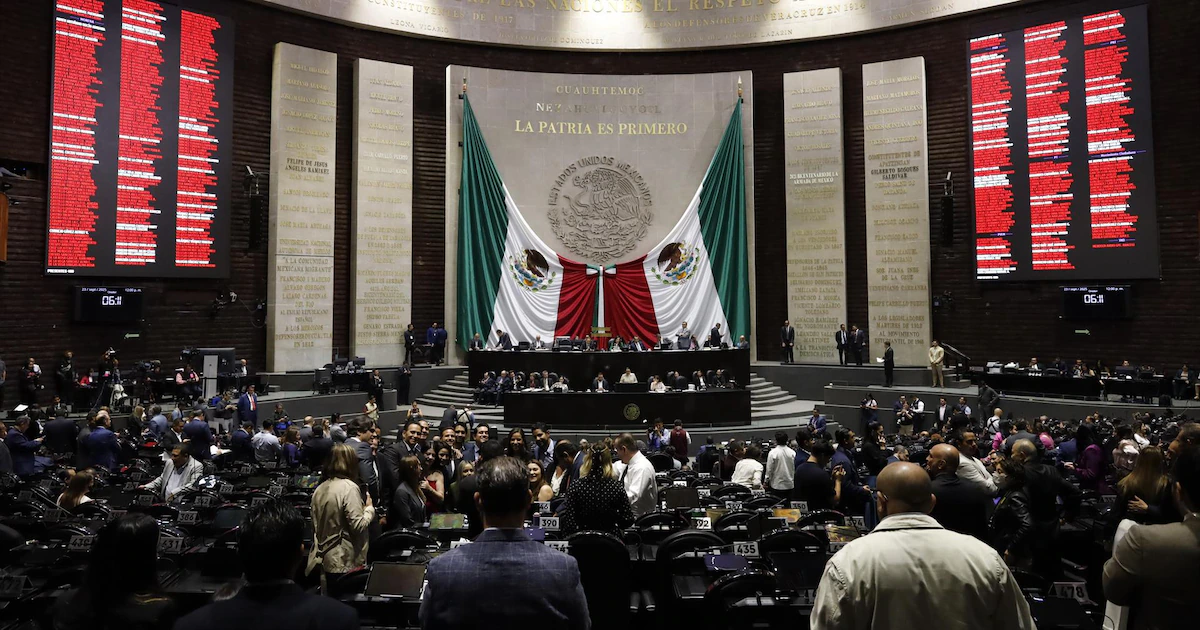 Sesión en el pleno de la Cámara de Diputados de México con legisladores en sus escaños.