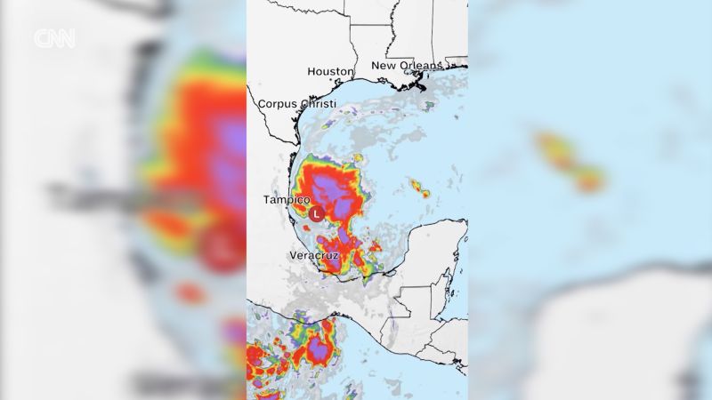 Mapa meteorológico que muestra un sistema de baja presión con lluvias intensas en el Golfo de México.