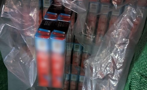 Paquetes de mercancía decomisada dentro de bolsas de plástico, relacionados con operativos de vigilancia y fiscalización tributaria.