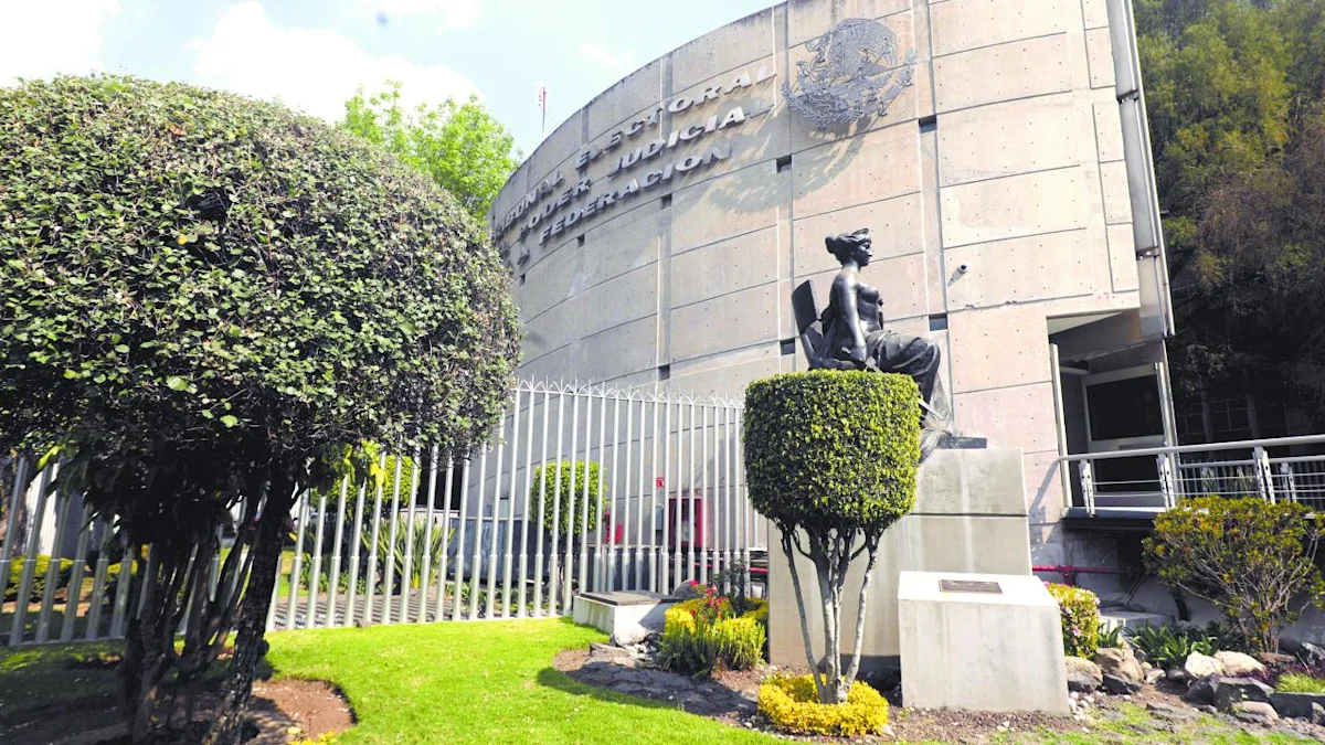 Fachada del edificio del Tribunal Electoral del Poder Judicial de la Federación con una estatua en primer plano.